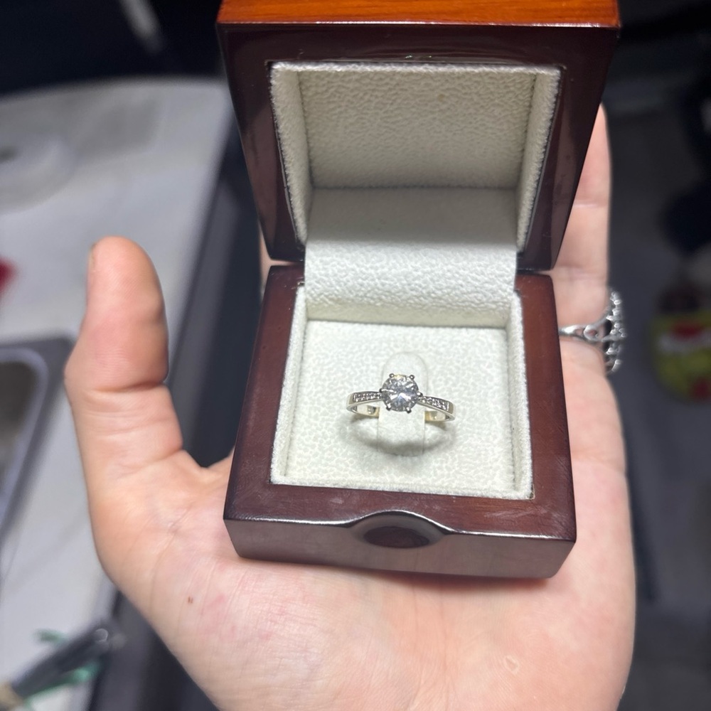 Elegant gold Ring with natural diamonds